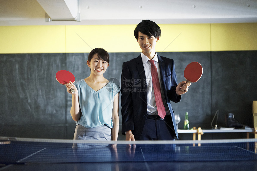 享受打乒乓球的夫妇图片