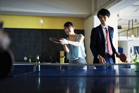 办公室女郎男子公司职员打乒乓球的夫妇图片