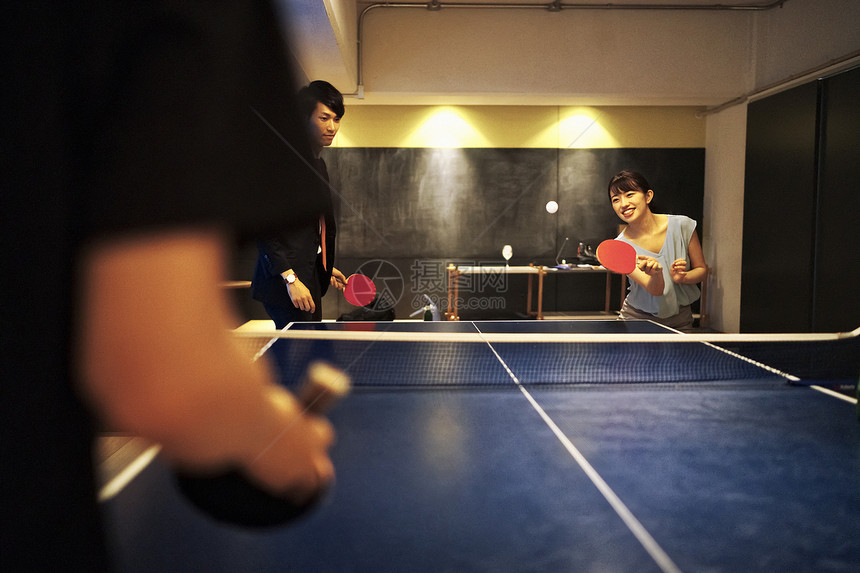 下班后打乒乓球的夫妇图片