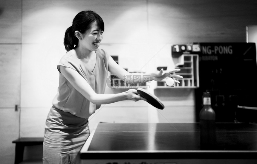 女生半身照微笑打乒乓球的女人图片