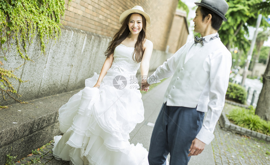 夫妻在室外街道拍婚纱照图片