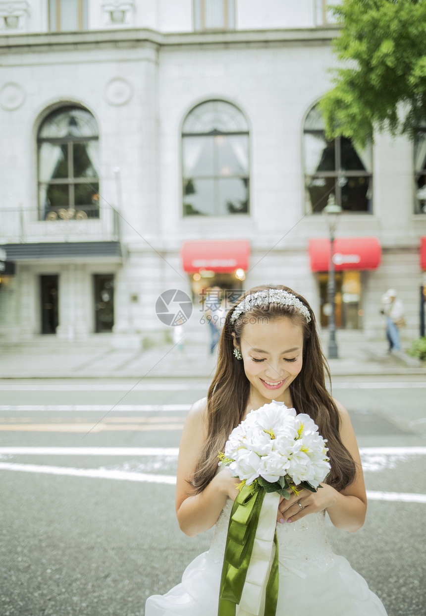 女性婚纱写真手捧花图片