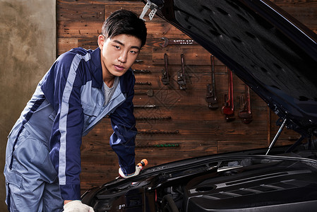 修理汽车的年轻工程师图片