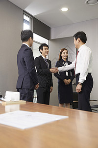 新员工入职向老板介绍握手图片