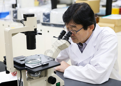 化学生物研究人员使用显微镜图片