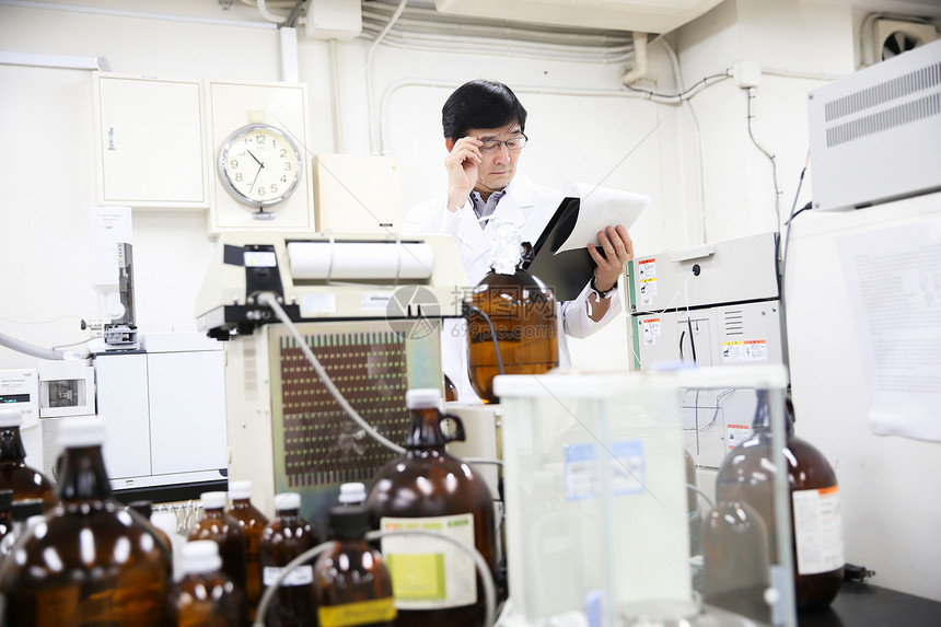 化学生物研究人员在实验室查看文件图片