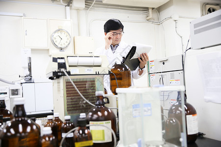 化学生物研究人员在实验室查看文件背景图片