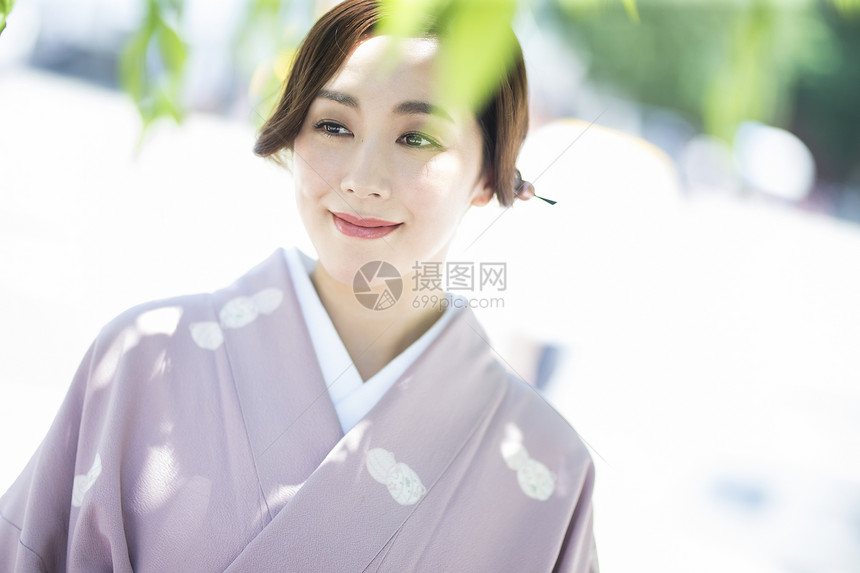 穿着日式传统服装外出的气质女性图片