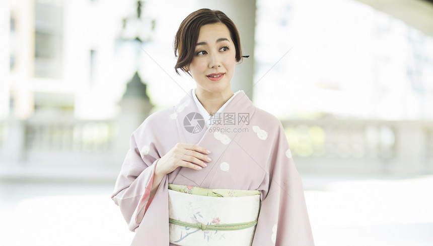 穿着日式传统服装外出的优雅女性图片