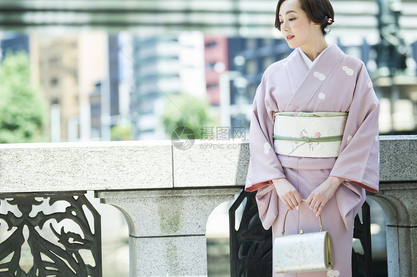户外穿着日式和服的气质女性图片