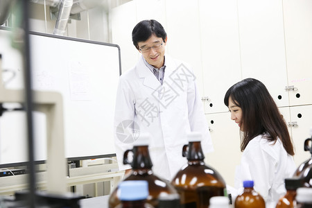 实验室里的教授和学生背景图片