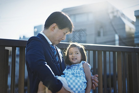 户外抱着女儿开心的父亲图片