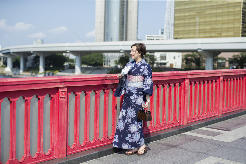 户外穿着和服微笑的年轻女性图片