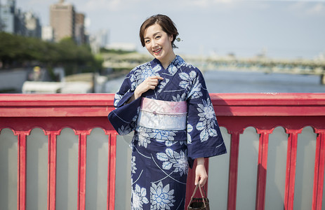 户外郊游穿着日式和服的女青年图片