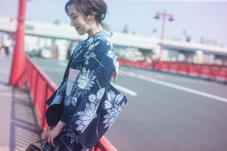 穿着日式服装外出旅游的年轻女性图片