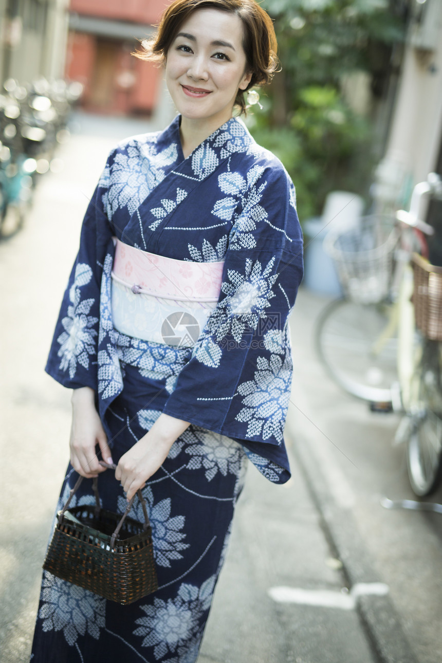 户外穿着日式服装的精致女性图片
