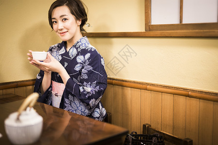 饮用茶的妇女图片