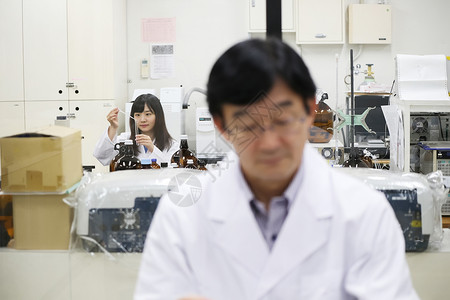 在实验室做实验的女性背景图片
