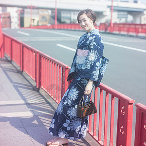 户外穿着日式服装的优雅女性图片