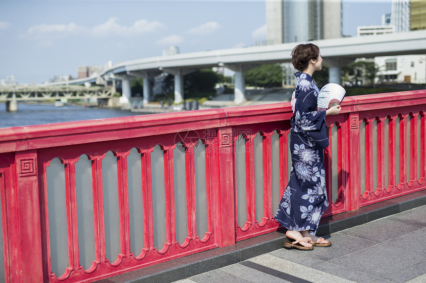 穿着日式服装拿着扇子的女性图片