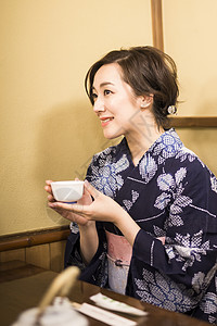 穿着和服喝茶的年轻女性图片