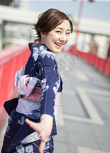 身穿日式浴衣的女人图片