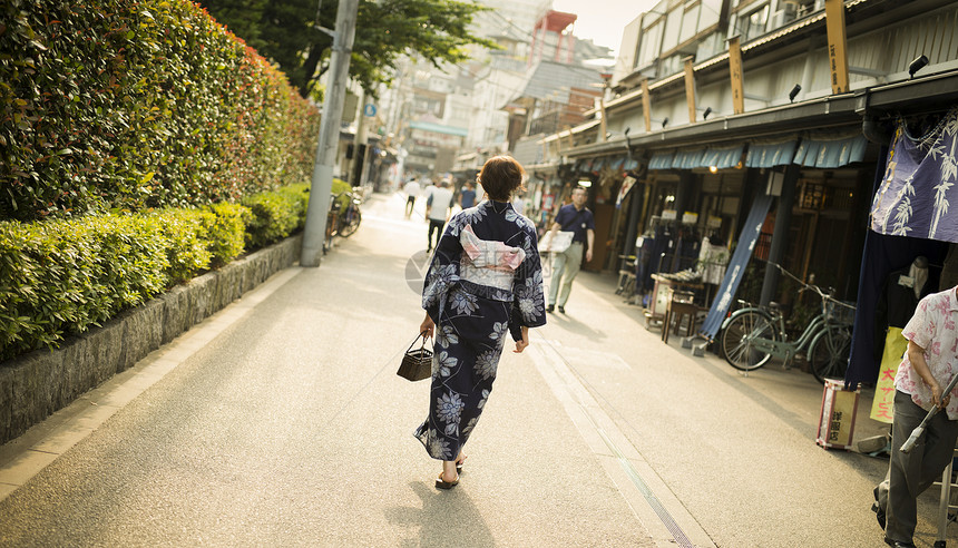 走在街头的日式女性图片