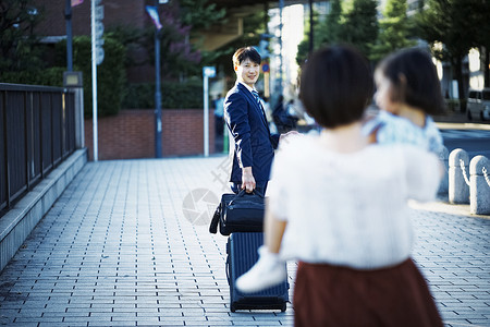 男子跟家人打招呼离别图片