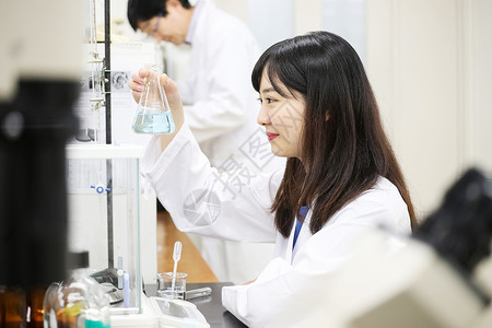 实验室里的研究员女人背景图片