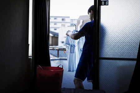 一个正在洗衣服的男人图片