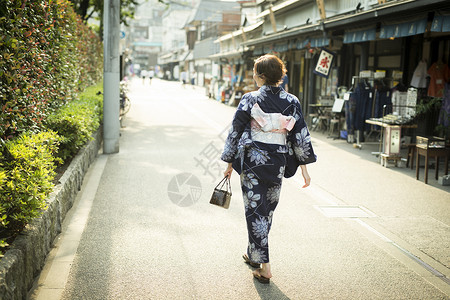 走在城市街头的妇女图片