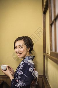身穿和服喝茶的女性图片