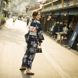 在城市街头的和服美女图片