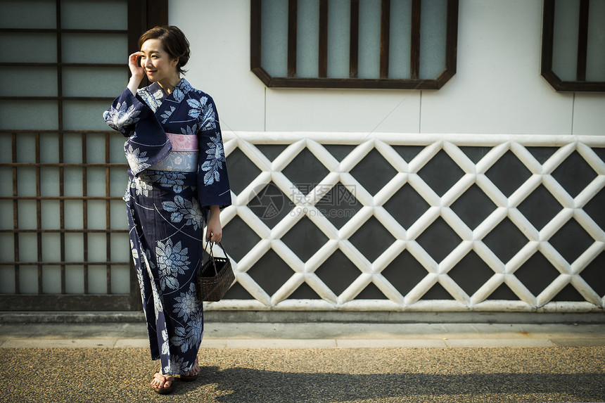 走在城市路上的和服美女小学图片