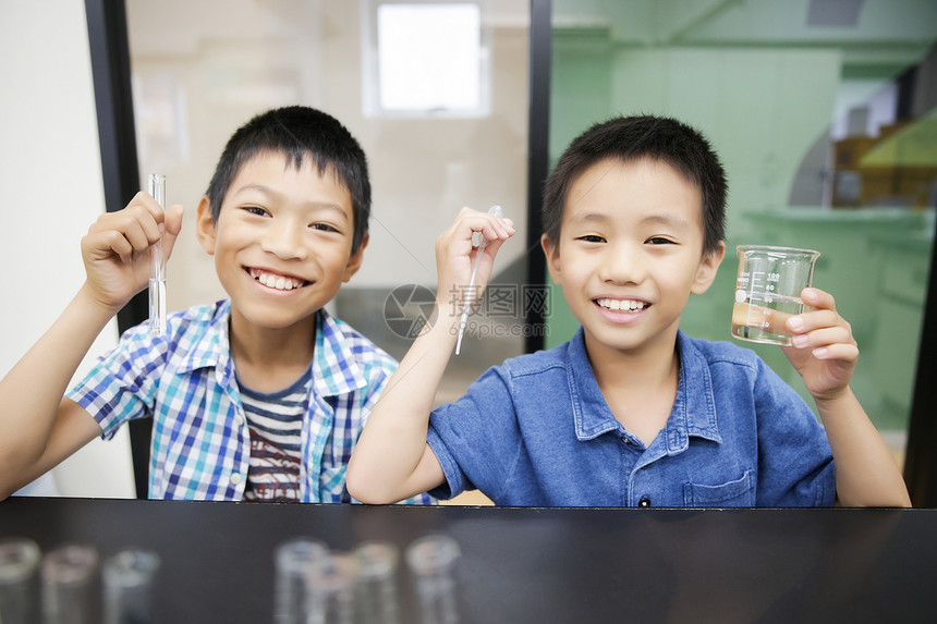 上化学课的男学生图片