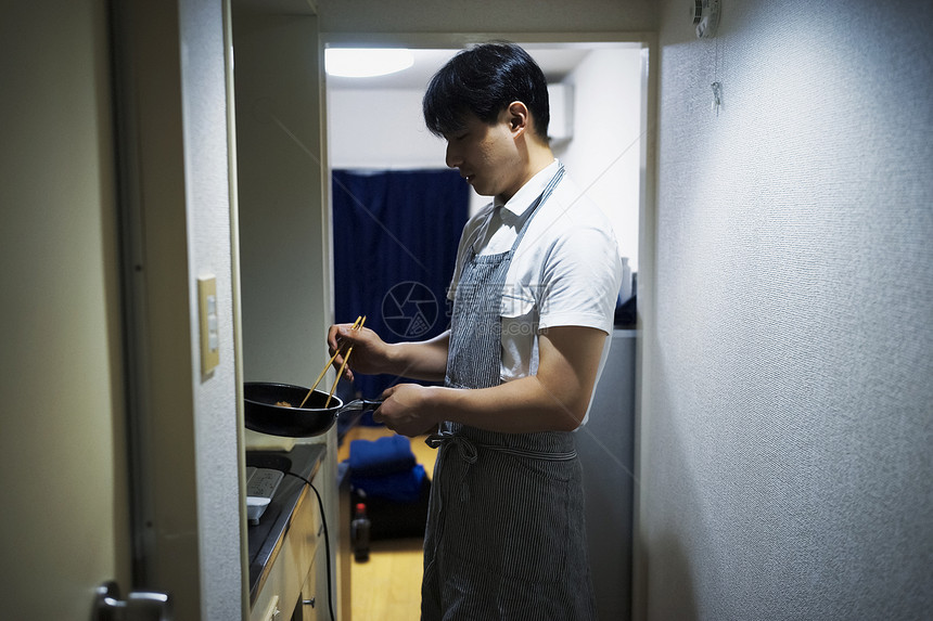 户内煮饭男人图片
