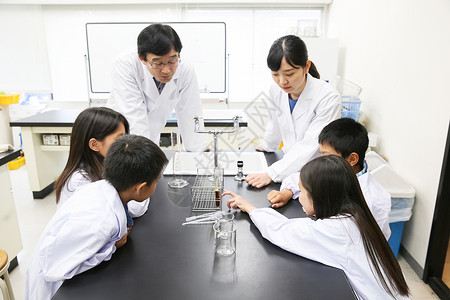 老师指导小学生做化学实验图片
