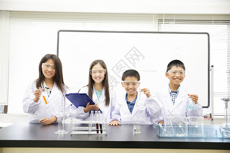 小学生上化学课背景图片