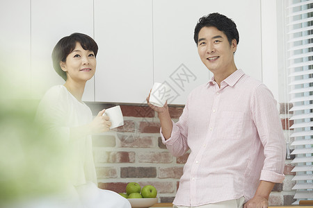评价亚洲人厨房丈夫妻子夫妇中年夫妇图片