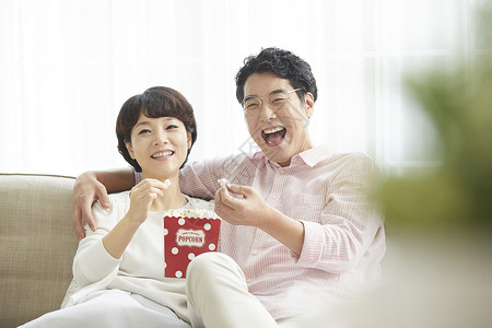 在一起杯子韩国丈夫妻子夫妇中年夫妇图片