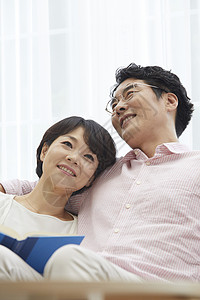 成年男子拥抱笑丈夫妻子夫妇中年夫妇背景图片
