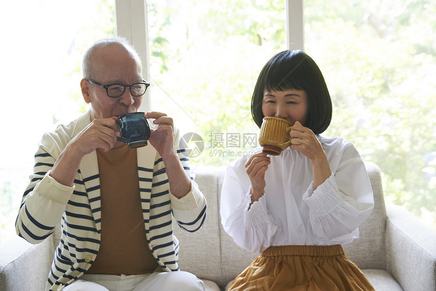 在家惬意制作咖啡的老人和女儿图片