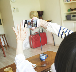 女人敲击短发高级夫妇咖啡时间智能手机摄影图片