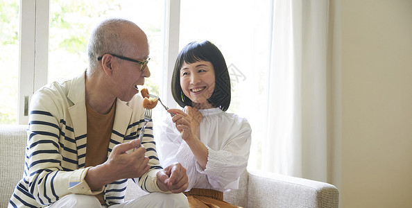 惬意居家自拍的老年夫妻情侣图片