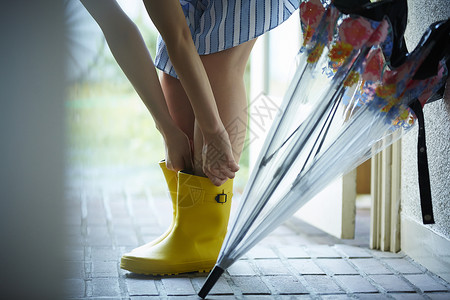 在雨中散步的年轻忧郁女性高清图片