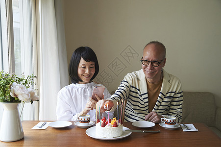 中老年夫妇居家庆祝结婚纪念日图片