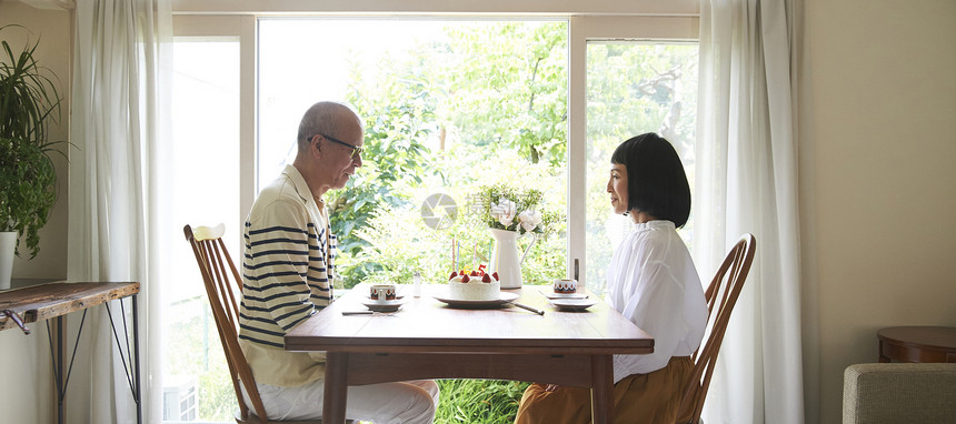 中老年夫妇居家庆祝结婚纪念日图片