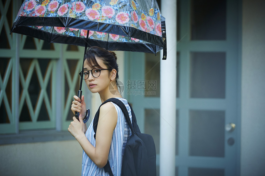 在雨中散步的年轻忧郁女性图片