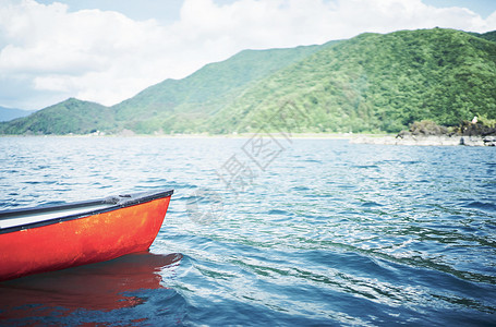湖泊上的橙色船只图片