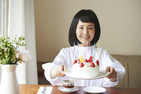 端着生日蛋糕的中年妻子图片